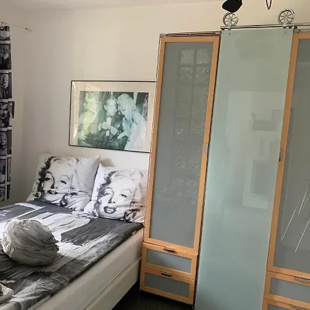 アパート Hollywood ミエンジズドロイェ