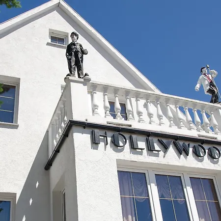 Hollywood ミエンジズドロイェ