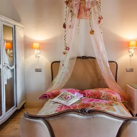 Hollywood アパート ミエンジズドロイェ