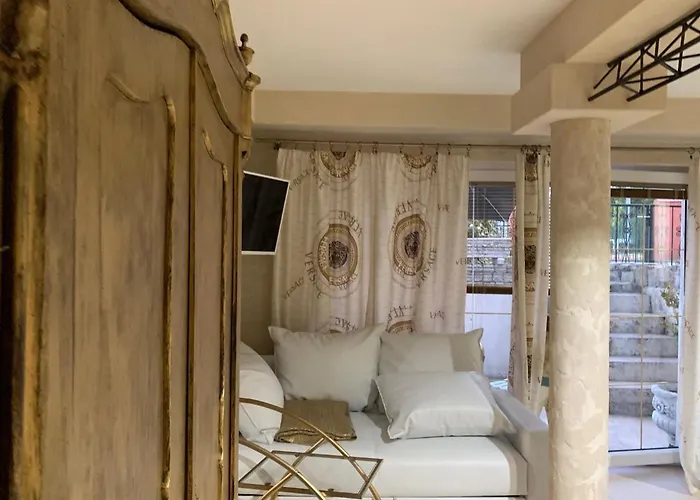 Hollywood 미엥지즈드로예